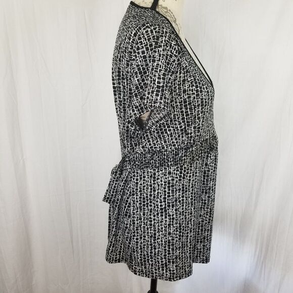 Motherhood Maternity Black and White Geometric‎ Print Tie-back V-Nest Blouse - Picture 5 of 8